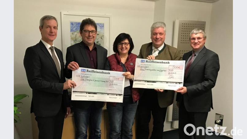 Die Flosser Kindergärten bekommen je 500 Euro von Raiffeisenbank und BEKoG. Bild: mef