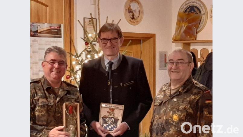 Zum Dank und zur Erinnerung an seinem Besuch bei der SRK Freihung überreichen die beiden Vorsitzender Norbert Bücherl (links) und Gerhard Lindtahler (rechts) an Präsident Richard Drexl (Mitte) das Gemeindewappen und einen Zwetschgenbrand. Bild: nbu