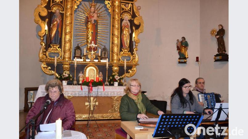 Weihnachtsgeschichten in Oberpfälzer Mundart liest Helene Rolle. Umrahmt von der Musikgruppe die „FrischZelln“ mit heimeligen Klängen auf Zithern und Akkordeon. Bild: gi
