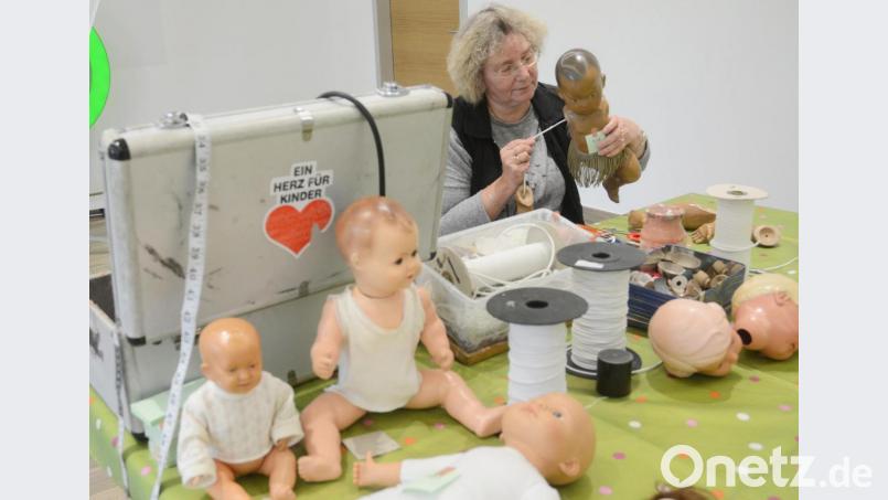 Puppenärztin Ute Geier bei der Reparatur eines Puppenarms. Bild: Gabi Schönberger