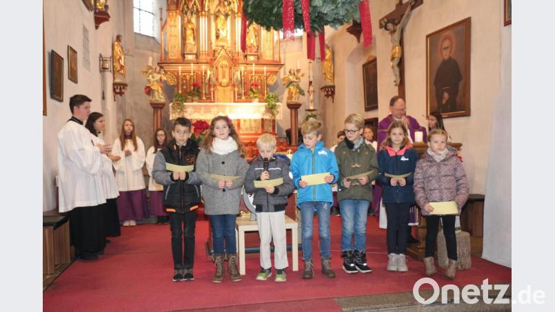 Sieben Kinder trugen die Fürbitten vor. Bild: rpp