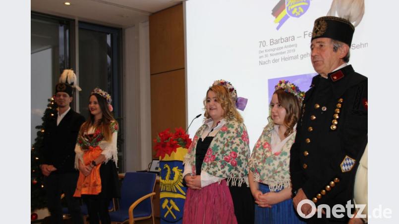 Bei den Barbarafeiern der Oberschlesier gehören Trachten aus der Heimat dazu. Die jüngere Generation verschließt sich dem nicht. Von links: Dominik Althammer, Anna Koch, Andrea Pidrmann, Selina Kreitlein und Andreas Woszka. Bild: ads