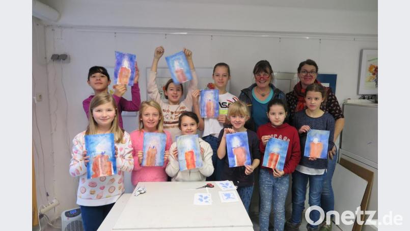 Waltraud Müller und Susanne Vonhoff (hinten von rechts) freuten sich über die schönen Kerzenbilder, die den Kinder in Aquarelltechnik gelungen waren. Bild: jzk
