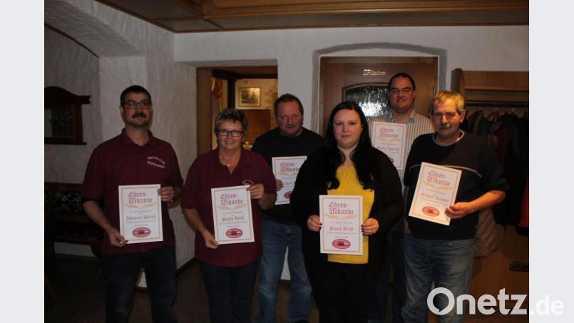 Bild: Auch der Vorsitzende bekam eine Ehrenurkunde: v.li. Vorsitzender Johannes Pöllath, Sigrid, Norbert und Nicole Riedl, Florian Pöllath, Michael Krämer Bild: soj