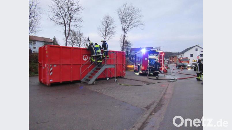 Schon wieder: Im Grüngutcontainer vor dem Freibad Rieden hat es am Montag gebrannt. Bild: Polizei Amberg