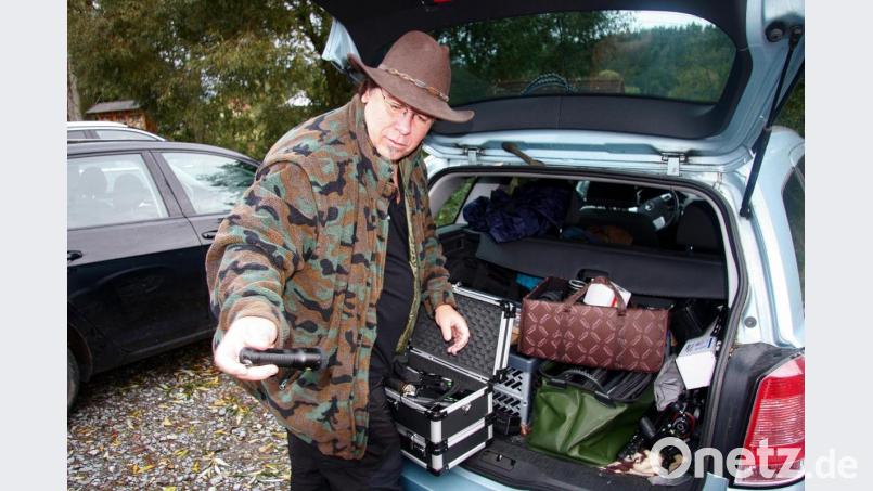 Wilfried Kamm hat sein Auto voll beladen. Bei der Fotopirsch braucht man viel Zubehör. Bild: wro