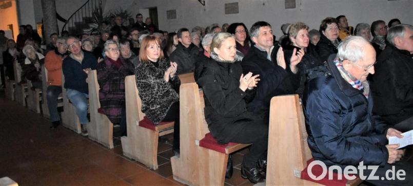 Das Adventsingen "Ein Stück vom Himmel" begeistert das Publikum. Bild: rgr