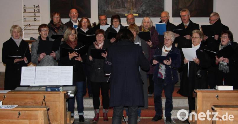 Mit adventlichen Liedern umrahmte der evangelische Kirchenchor unter der Leitung von Christine Schlenk die besinnliche Stunde. Bild: wro