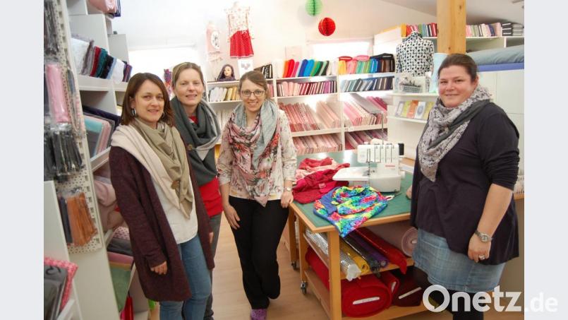 Unter der Regie von Jutta Federlein (Dritte von links) fand ein Nähkurs zum Thema &quot;Dreieckstuch&quot; statt. Die Ergebnisse können sich sehen lassen. Bild: sm