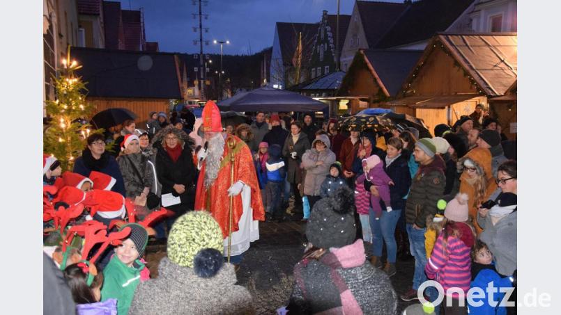 Fast kein Durchkommen gab es für den Hohenburger Nikolaus vor dem Rathaus. Die Kindergartenkinder hatten ihn mit adventlichen Liedern begrüßt und dafür einen Sack mit Geschenken bekommen. Bild: bö