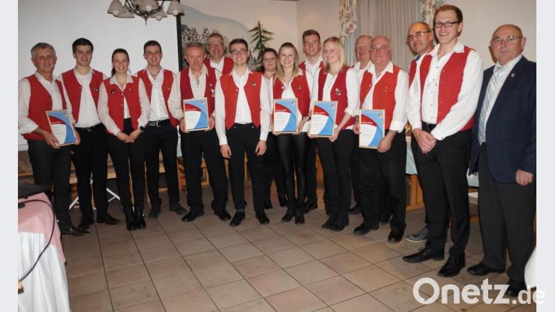 Joseph Ferstl (rechts), der Kreisvorsitzende des Nordbayerischen Musikbundes, überreichte zusammen mit musikalischem Leiter Florian Scherbl (Zweiter von rechts) und Vorsitzendem Alfons Horn (links) Urkunden und Anstecknadeln an die aktiven Mitglieder der Blaskapelle Weiding. Bild: weu