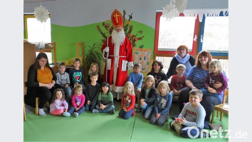 DFür den Bischof Nikolaus hatten die Kleinen des Kindergartens und Leiterin Kerstin Dilling (hinten rechts) einige Lieder einstudiert. Bild: hl