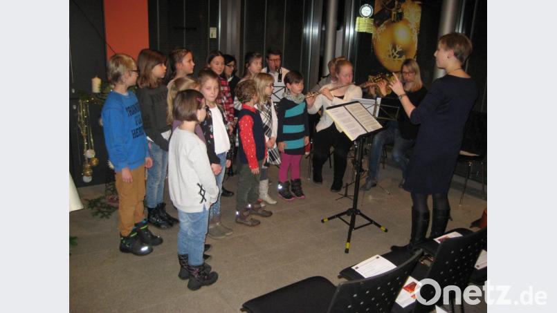 Der Kinderchor „Pusteblume“ unter der Leitung von Maria Ahlemeyer tritt im Museum auf. Bild: slu