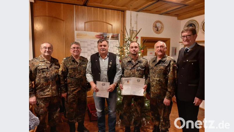 Verleihung von BSB und VdRBw-Auszeichnungen (von links): 2. Vorsitzender Gerhard Linthaler, Vorsitzender Norbert Bücherl, Johann Großer, Oliver Madril, OTL d.Res. Werner Gebhard und Präsident Richard Drexl. Bild: nbu