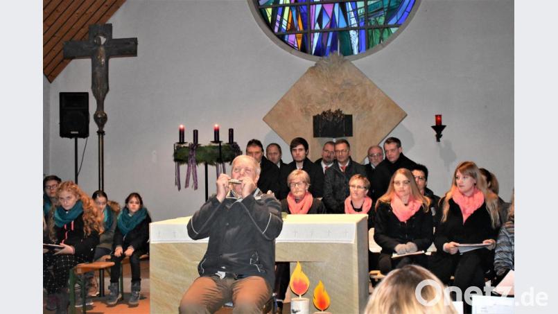 Johann Arnold spielt Mundharmonika beim Adventsingen in der Gmünder Kirche. Bild: rgr