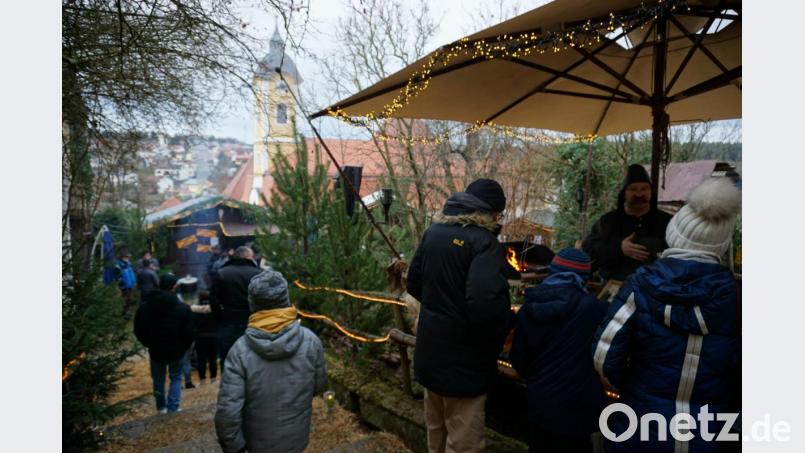 Blick von oben über den Markt: Rechts zeigt Jürgen Gruber die alte Kunst des Schmiedens, im Hintergrund die Johanneskirche. Bild: wec