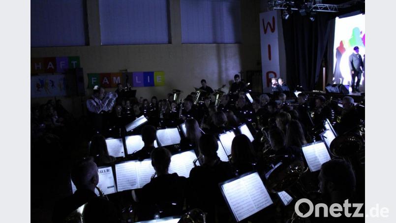 Das vollbesetzte Orchester samt Sonderinstrumente wie Oboe, Bassposaune und Kontrabass Bild: mri