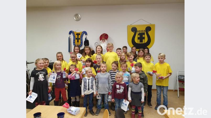 Der Nikolaus mit den jungen Musikschülern der Werkvolkkapelle Schlicht. Bild: sak
