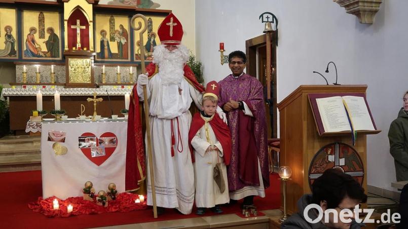 Pfarrer Joseph (rechts) gratulierte nach dem Gottesdienst dem Nikolaus (Karl Trottmann und Lukas Ständer - von links) für den besonderen Beitrag beim Familiengottesdienst. Bild: bsc