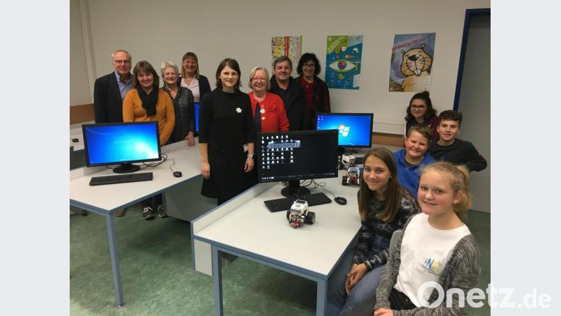Fördervereinsmitglieder und Schüler im Computerraum der Naabtal-Realschule. Bild: exb
