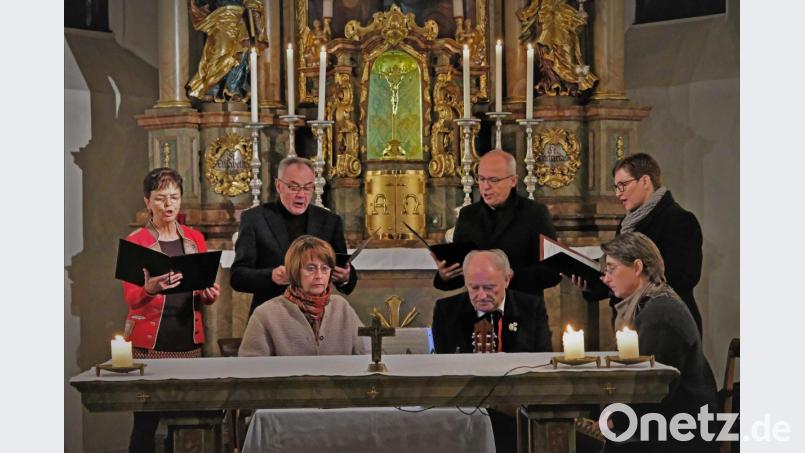 Mit feinen klaren Stimmen trug der Wernberger Viergsang bei seinem Einstand adventliche Lieder vor. Bild: twi