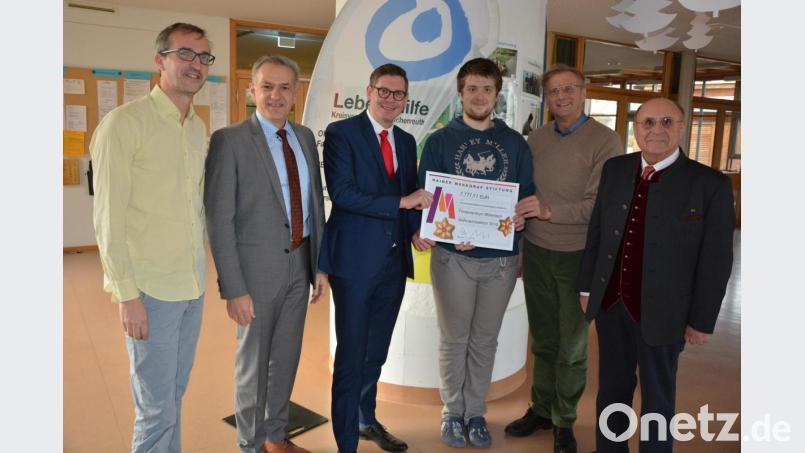 Die Sieben war die Lieblingszahl von Rainer Markgraf. Deshalb gab es die ungerade Summe von 7777,77 für die Lebenshilfe. Von links Schulleiter Klaus Jahn, Lebenshilfe-Vorsitzender Roland Grillmeier, Florian Prosch, Schülersprecher Mark Laubert, Lebenshilfe-Geschäftsführer Berthold Kellner und Stiftungsvorstand Manfred Thümmler. Bild: jr