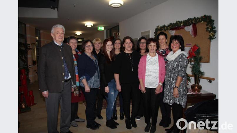 Einige Mitarbeiter konnten für ihre 10-, 20- und 25-jährige Treue zum Oberviechtacher Alten- und Pflegeheim geehrt werden, wozu (von links) Geschäftsführer Karlheinz Stoppa, Verwaltungsleiterin Michaela Mösbauer und (rechts) Heim- und Pflegedienstleiterin Katharina Schneider gratulierten. Bild: frd