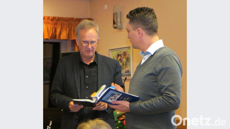 Autor Oskar Duschinger (links) stellte gemeinsam mit Michael Chwatal sein neues Buch "Sagenhafte Weihnachtszeit" vor. Bild: Hirsch