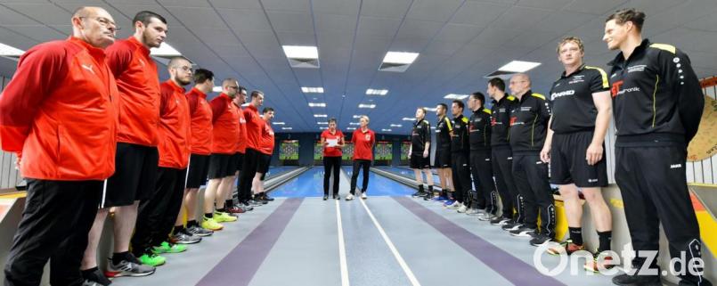 Auge in Auge vor dem Duell auf der Bahn. Der erste Vergleich zwischen Rot-Weiss Hirschau (links) und FEB Amberg zum Saisonauftakt endete mit einem überraschend deutlichen 7:1-Sieg der Kaoliner. Es blieb der bisher einzige Sieg des Aufsteigers in der 1. Bundesliga. Bild: Hubert Ziegler