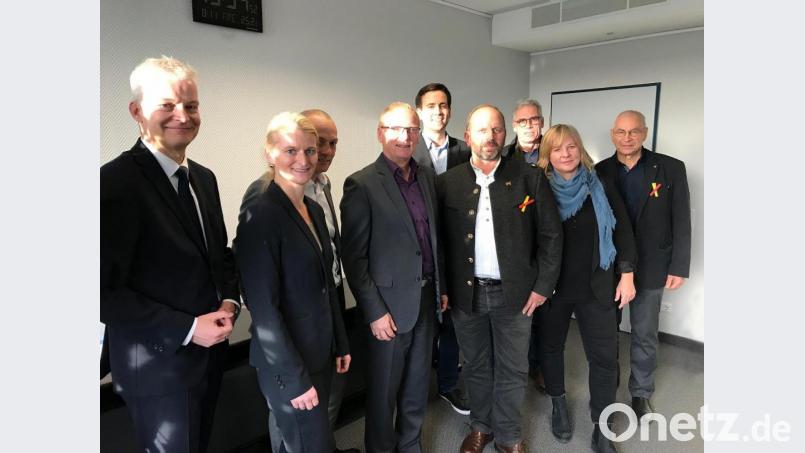 Duell zwischen Landwirt und Bundesnetzagentur: Hubert Meiler (Vierter von rechts) und Jochen Homann (Vierter von links). Bild: exb