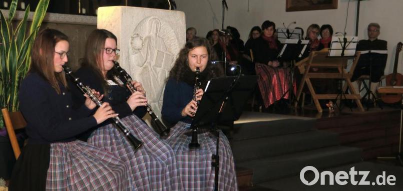 Das Klarinettentrio der Volkshochschule war Mitgestalter des vierten Fronberger Adventssingens. Ebenso die Fronberger Stubenmusi (im Hintergrund) sorgte für Weihnachtsstimmung. Bild: Hirsch