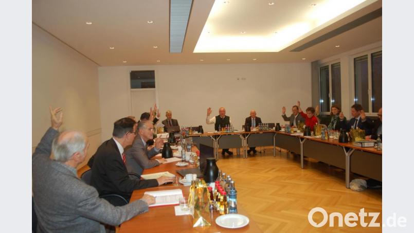 Der Bezirkstag verabschiedete den Haushalt 2020. Nur Wolfgang Pöschl (AfD, Zweiter von links) stimmte dagegen. Bild: gib