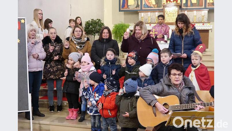 Das Kinderhaus Friedenfels sorgte für einen beeindruckenden Familiengottesdienst. Kindergartenleiterin Nicole Lippert (stehend, Zweite von rechts) bereicherte mit ihrem Team und verschiedenen Gruppen ein Predigtspiel und die Fürbitten. Bild: bsc