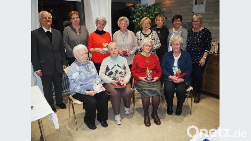 Der Katholische Frauenbund ehrt in der Adventsfeier treue Mitglieder. Bild: krb