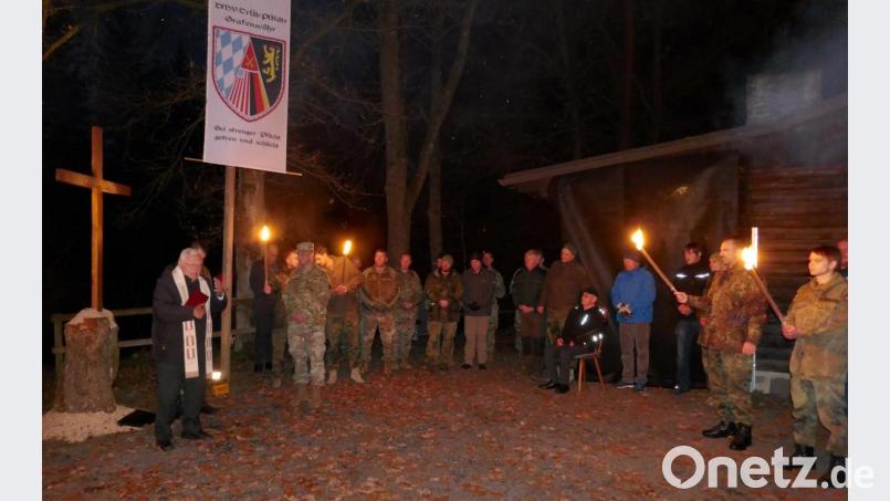Zu Ehren der Heiligen Barbara kommen die Bundeswehrsoldaten und ihre deutschen und amerikanischen Gäste an der Barbarahütte zusammen. Monsignore Karl Wohlgut und Chaplain Henry Soussan (vorne, von links) gedenken der Schutzheiligen. Bild: mor
