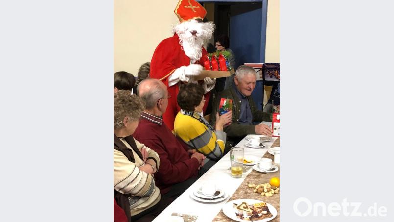 Der Nikolaus verteilte an die Senioren kleine Geschenke. Bild: amö