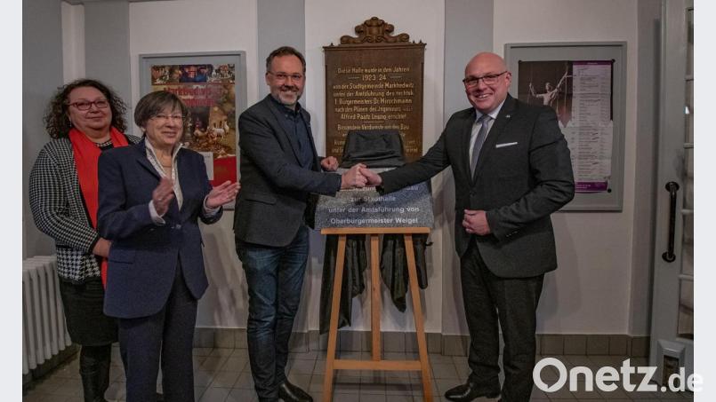 Oberbürgermeister Oliver Weigel und Architekt Peter Kuchenreuther (von rechts) bei der Enthüllung der Redwitzit-Tafel. Mit auf dem Bild Regierungspräsidentin Heidrun Piwernetz und Maria-Magdalena Stöckert (links) von der Bauverwaltung. Bild: fpud