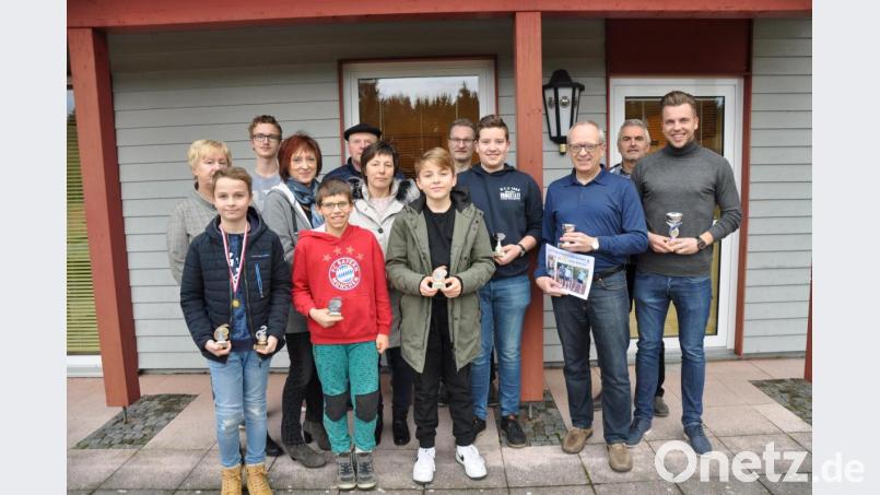 Pokale und Urkunden gab es für die Sieger und Platzierten bei der Vereinsmeisterschaft der Tennisgemeinschaft Parkstein. Bild: bey