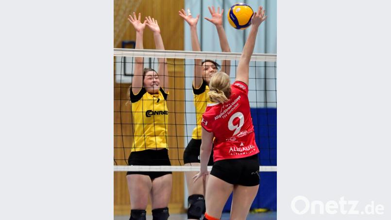Mächtig strecken müssen sich die Volleyballerinnen des SV Hahnbach (links Julia Hösl, daneben Corinna Freimuth) in ihrem Heimspiel am Sonntag. Zu Gast ist der Spitzenreiter VV Gotteszell. Bild: Hubert Ziegler, zg