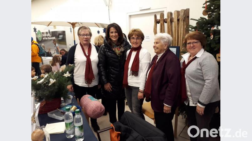 Staatsministerin Michaela Kaniber (Zweite von links) unterhielt sich beim Hoffest im Landwirtschaftsministerium angeregt mit den Damen des Klöppelkreises. Bild: mmj