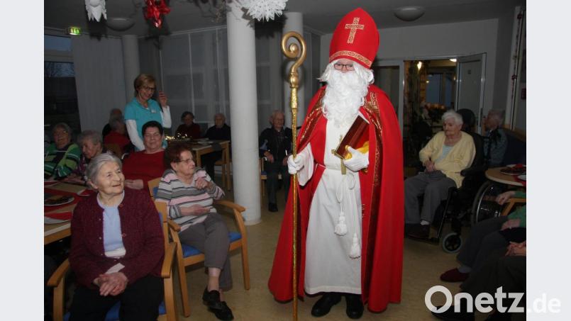 Der Nikolaus kommt – wie er gestand – immer sehr gerne zu den Bewohnern und Mitarbeitern des Senioren-Servicehauses. Bild: wro