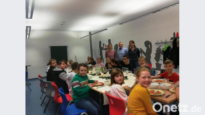 Carmen Grahlmann (links) und Regina Reichl (rechts) hatten die Ideen zu dem Kochen-Treffen. Unterstützt wurden sie von Rektor Udo Leitz. Bild: Dreifaltigkeits-Mittelschule/exb