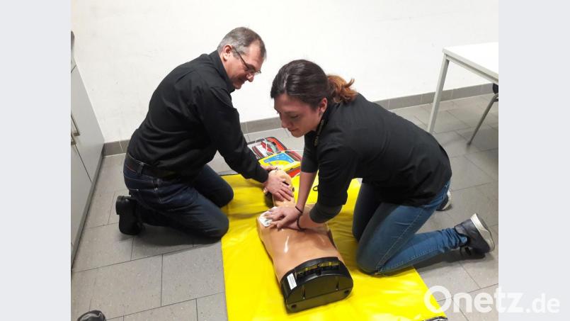 Übung und Einweisung am neuen Defibrillator: Ramona Wendl und Filialleiter Manfred Wiesmeth. Bild: exb