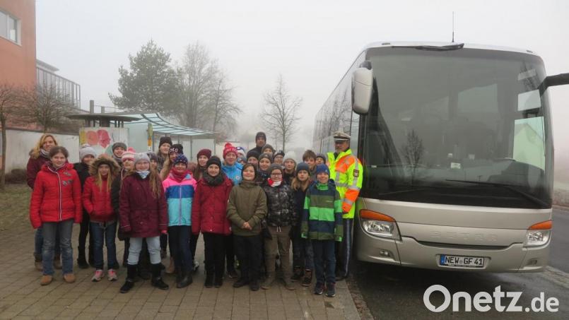 Vieles Wichtige rund um Bus, Haltestelle und Schulweg erfahren die Fünftklässler des Gymnasiums beim Verkehrserzieungsprojekt mit Polizeioberkommissar Christian Simon (rechts) von der Polizeiinspektion Eschenbach und Busfahrer Klaus Fiebig (hinten, rechts). Bild: exb/Gymnasium Eschenbach