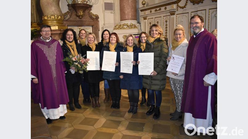 Zum Jubiläum ehren die Michelfelder Moila ihre Jubilarinnen. Vorne von links der leitende Pfarrer des Sseelsorgebereichs Auerbach-Pegnitz, Marek Flasinski, Sonja Schwemmer (25 Jahre), Sabine Mühlberger (25), Annette Müller (25), Martina Eisend (25), Melanie Bauer (25), Anja Kasseckert (10), Diakon Franz-Josef Reck; (hinten von links) elanie Dietl (10), Steffi Eckert (20) und Susanne Nowak. Bild: Karl Schwemmer