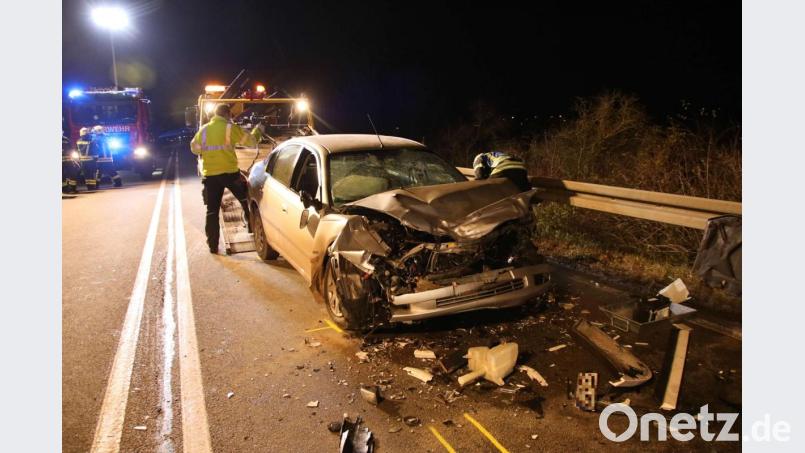 Der Toyota wird nach dem Unfall abtransportiert. Bild: Alexander Auer