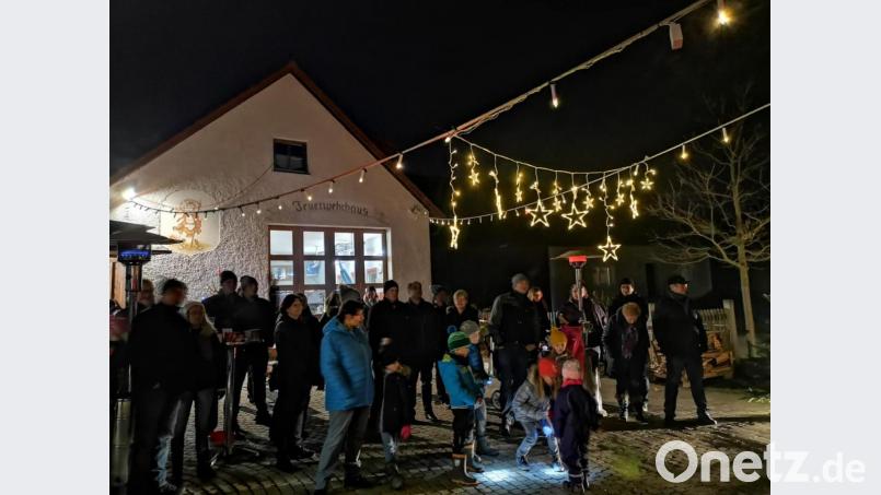 Weihnachtliche Stimmung vor dem Feuerwehrhaus. Bild: exb