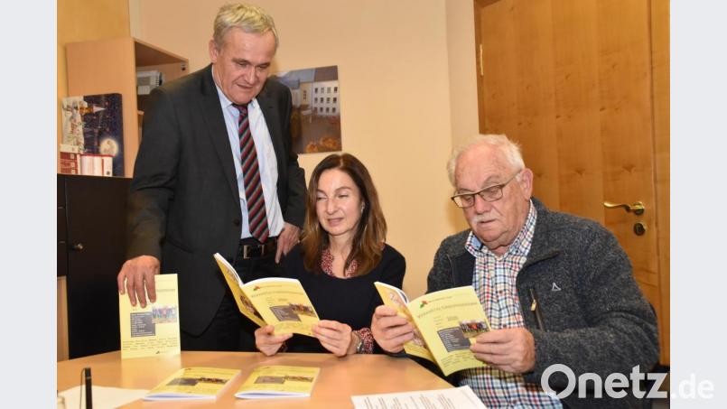 Oberbürgermeister Kurt Seggewiß, Susanne Meichner und Alfons Heidingsfelder freuen sich über das vielfältige Veranstaltungsangebot im neuen Programmheft des Maria-Seltmann-Hauses. Bild: hcz