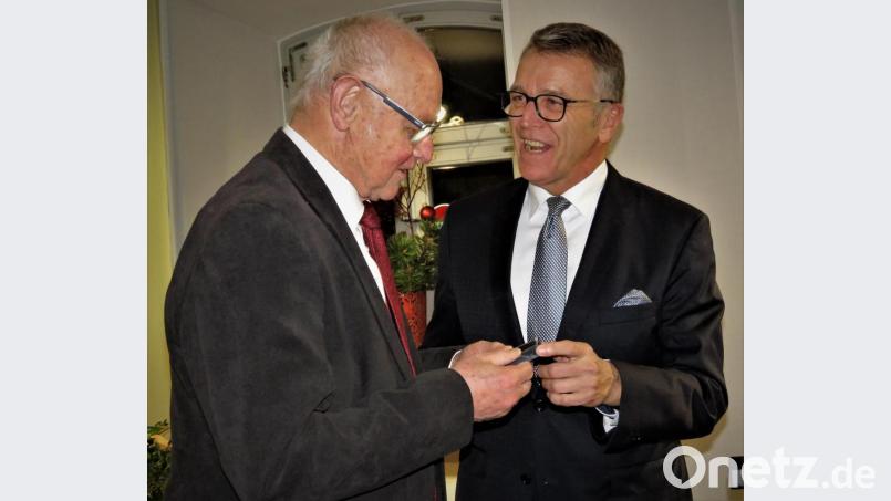 Horst Adler (links) bei der Verleihung durch Bürgermeister Franz Stahl) wollte die Ehre nicht für sich allein und gab den Dank auch an die anderen Mitglieder der Sudetendeutschen Landsmannschaft weiter. Bild: ubb