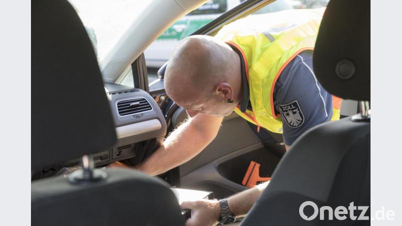 Der Blick ins Handschuhfach lohnt sich für die Zollbeamten. Bild: Bildungs-und Wissenschaftszentrum der Bundesfinanzverwaltung